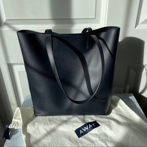 NWOT AWAY LONGITUDE TOTE